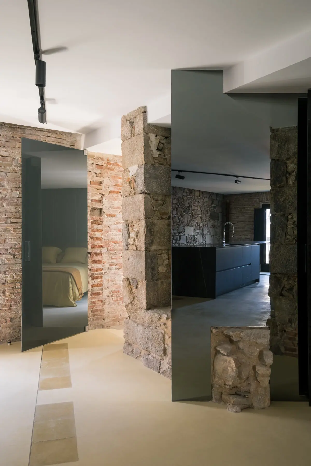 Habitació d’El Badiu, amb mur de pedra vista