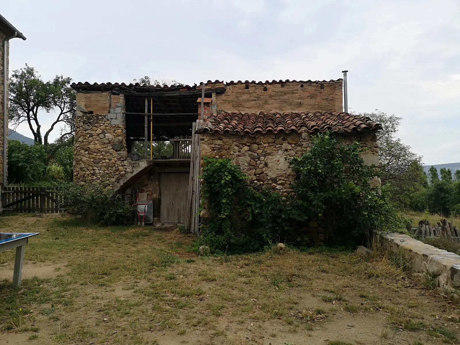 CP·3 El Graner, abans de la reforma: rehabilitació i ampliació d’un graner a Afores de Girona — fotografia 1