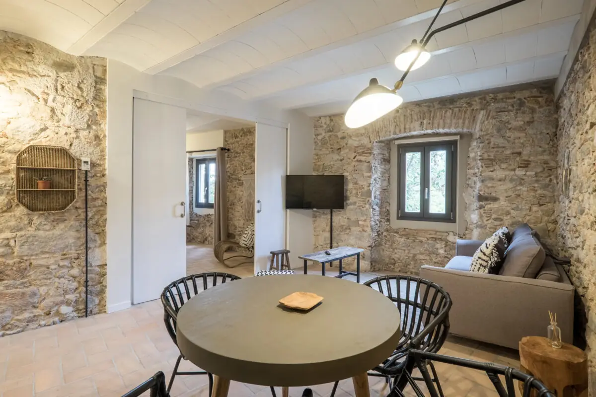 Menjador dels apartaments la Barca, amb parets de pedra